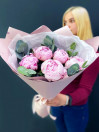 Букет из 5 розовых пионов