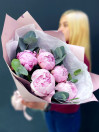 Букет из 5 розовых пионов